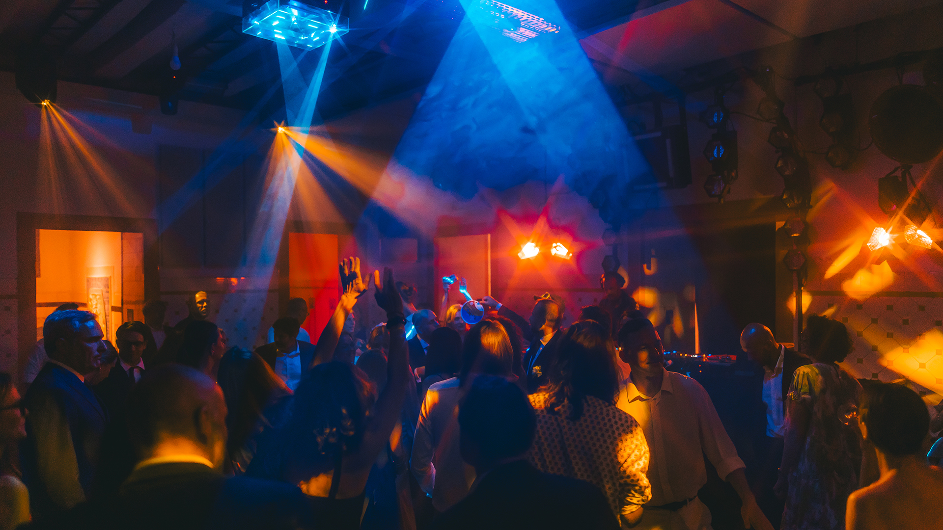 Klub poziom -1 Messalka Warszawa – parkiet taneczny z laserami IVL i systemem nagłośnienia VOID ACOUSTICS podczas afterparty weselnego