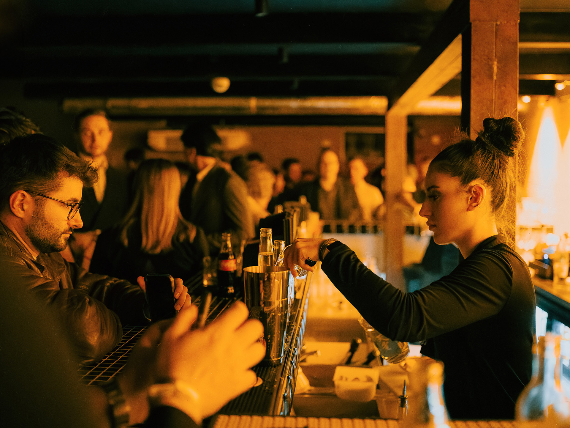 Profesjonalny barman przygotowujący koktajle na afterparty – open bar Messalka Events