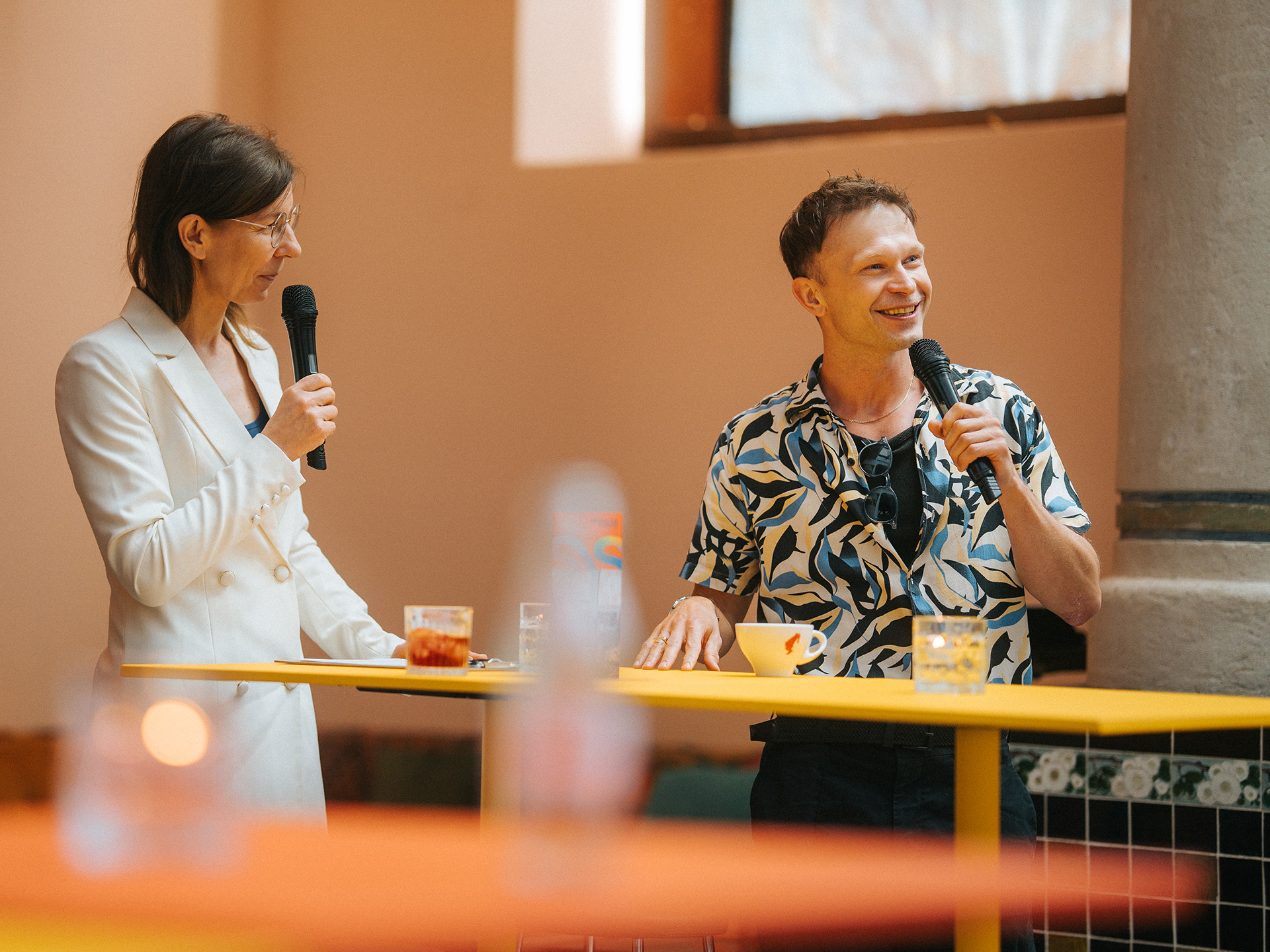 Prowadząca i laureat z mikrofonami bezprzewodowymi na scenie podczas części oficjalnej gali w Messalka Events