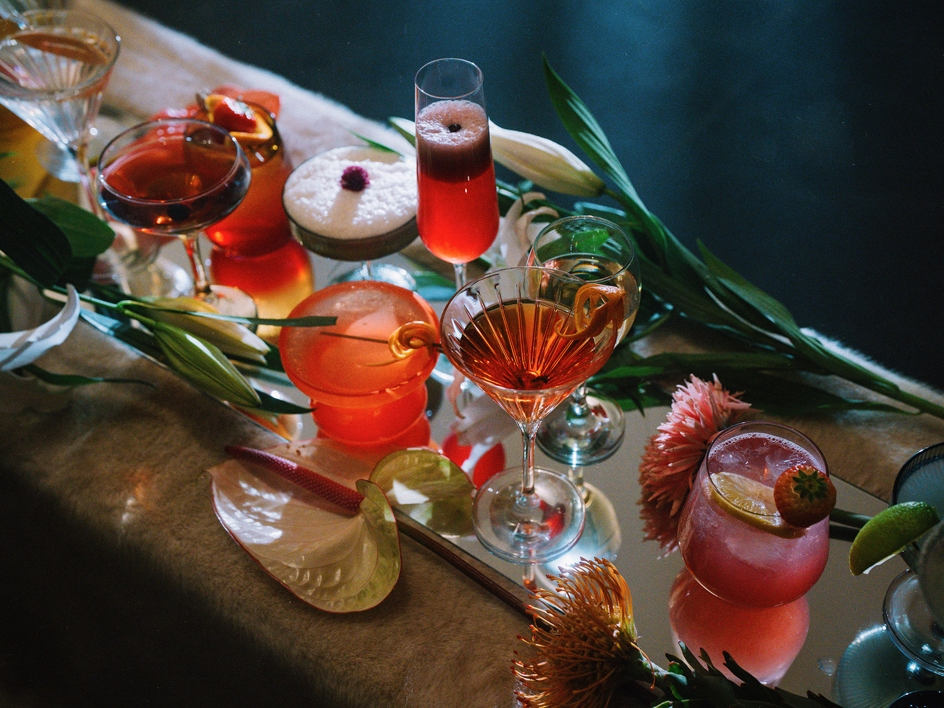 Kolorowe koktajle na barze – dedykowane drinki i open bar Messalka Events Kolorowe koktajle na barze – dedykowane drinki i open bar Messalka Events