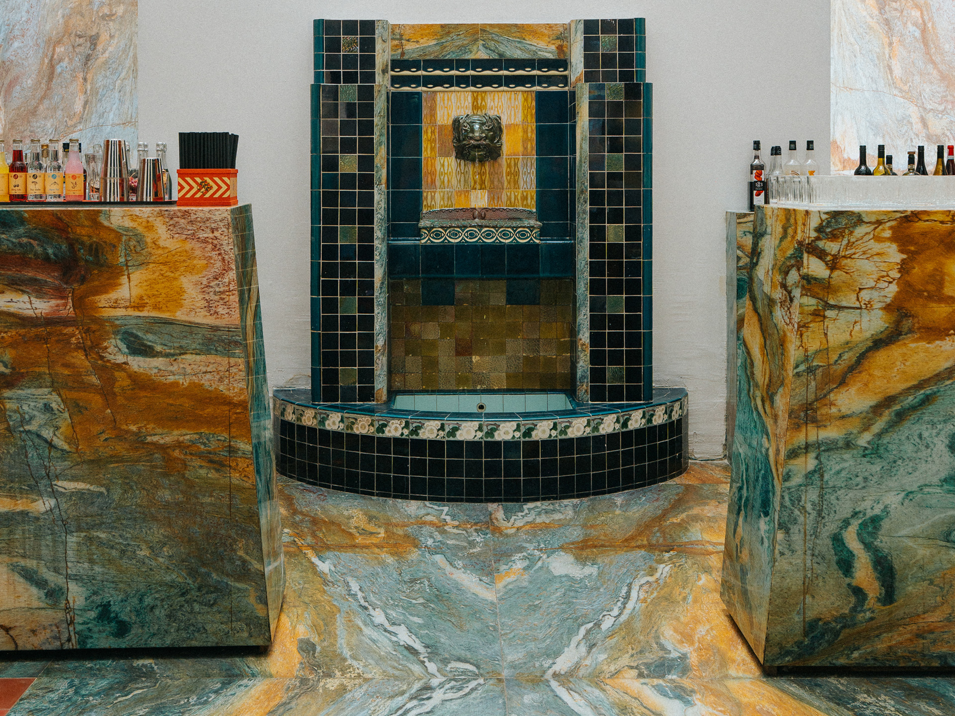 Detal architektoniczny zabytkowej łaźni – marmurowa fontanna w Messalka Events