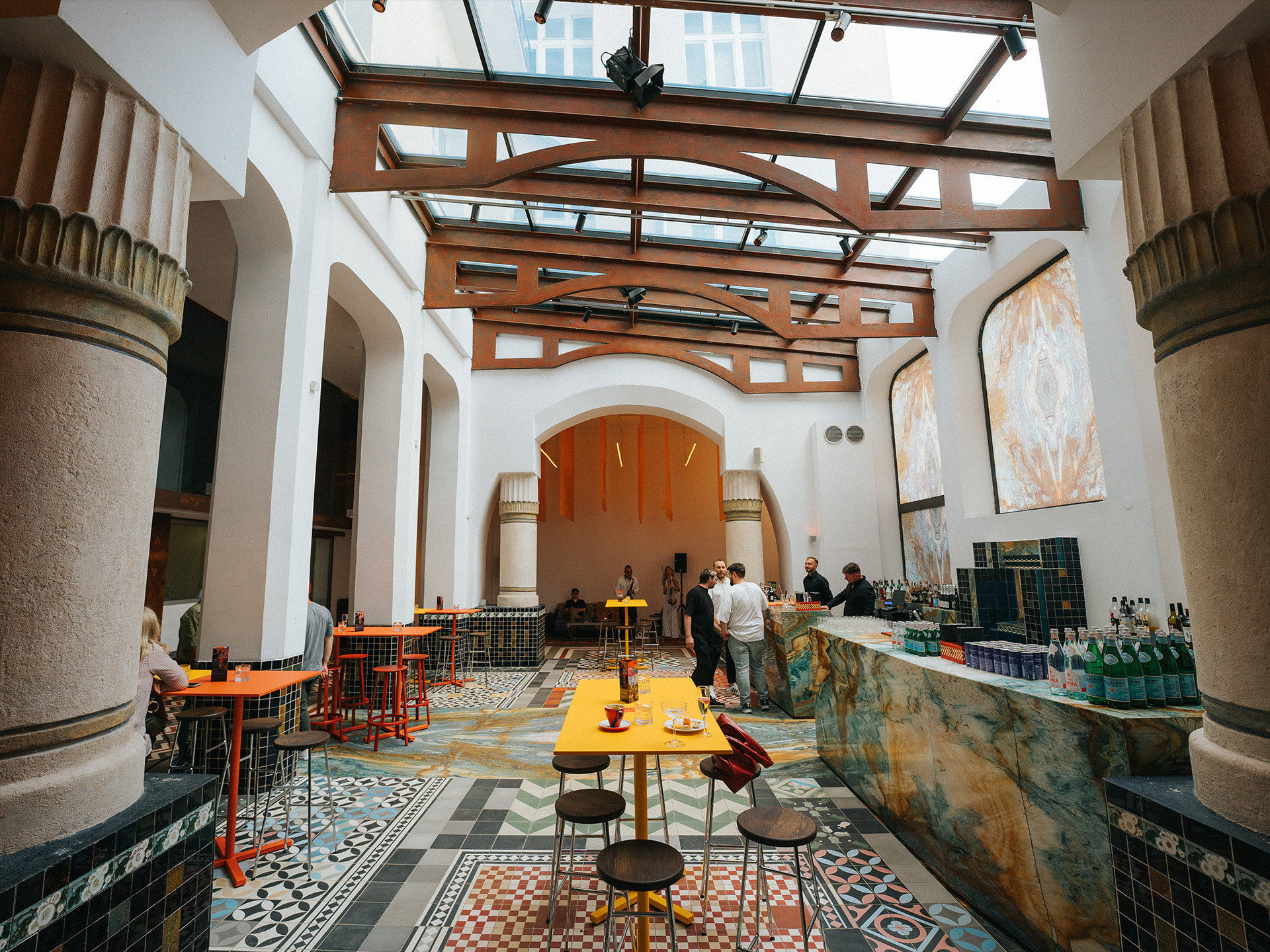 Marmurowy bar w Messalka Events – eleganckie wnętrze z barem Marmurowy bar w Messalka Events – eleganckie wnętrze z barem