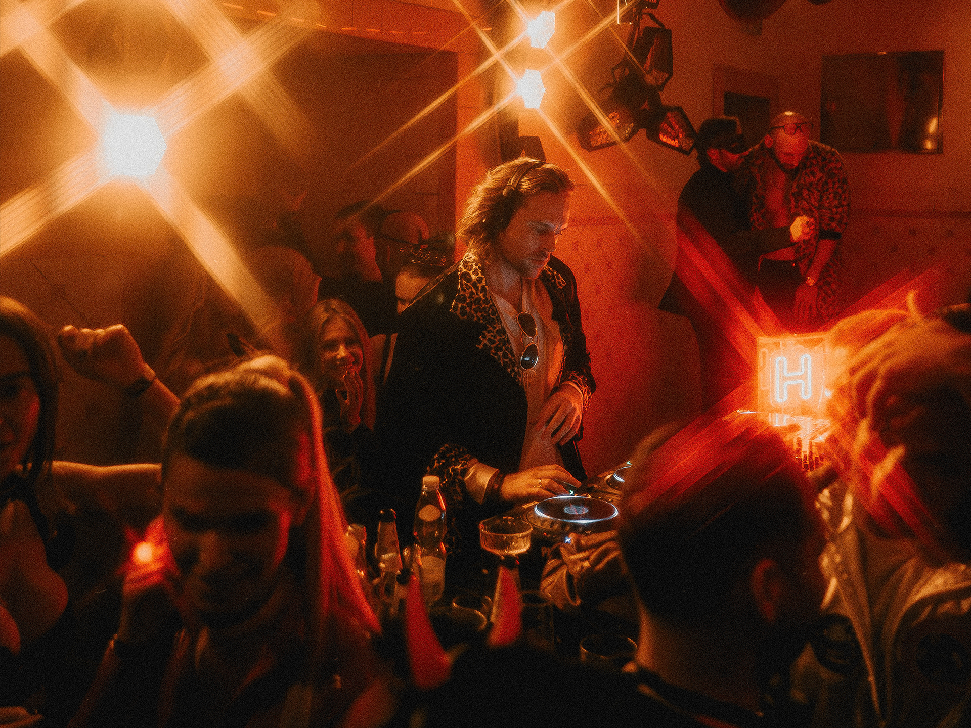 Afterparty w Messalka Events – goście imprezujący z DJ-em
