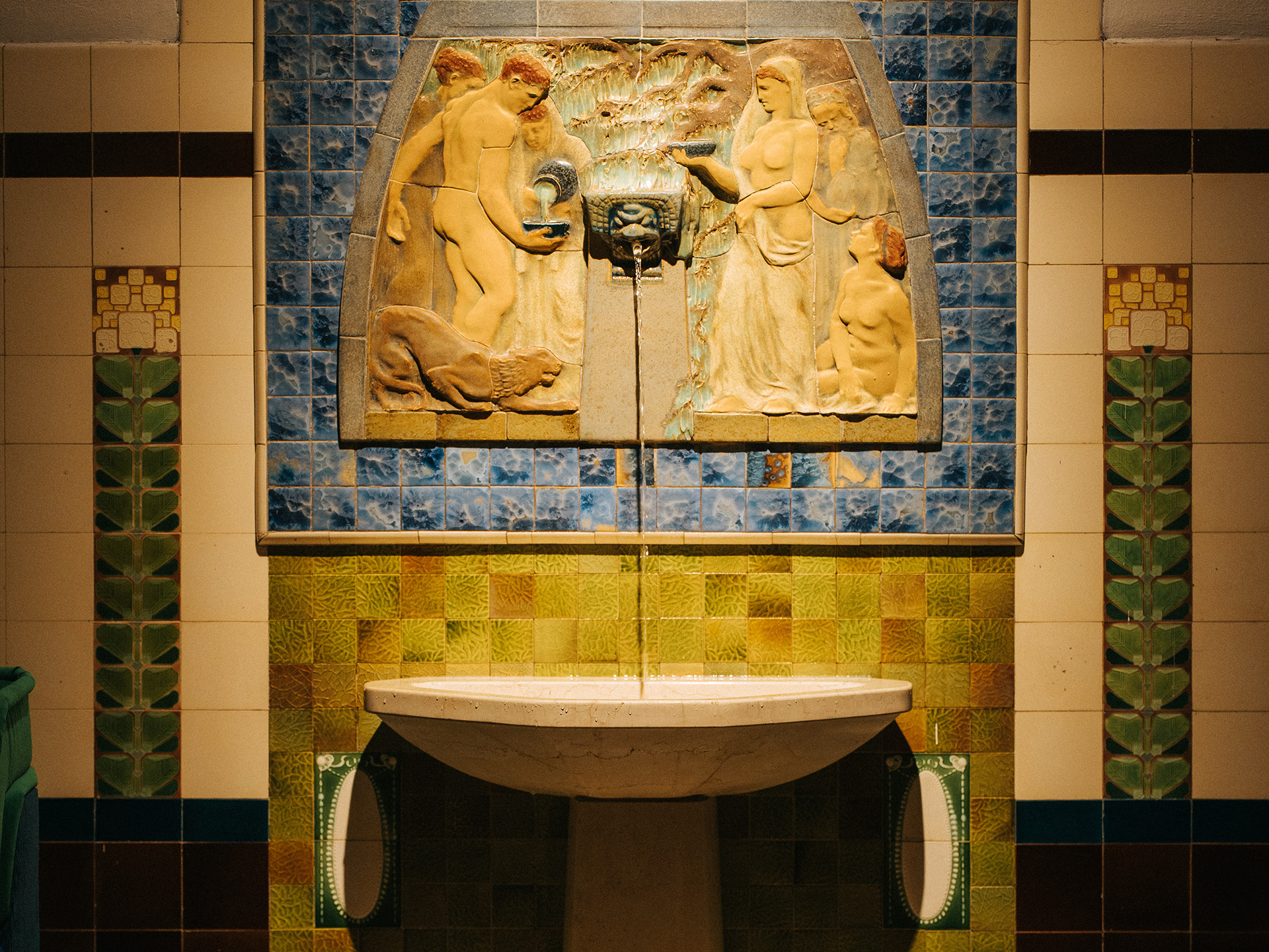 Detal architektoniczny zabytkowej łaźni – ceramiczna rzeźba w Messalka Events