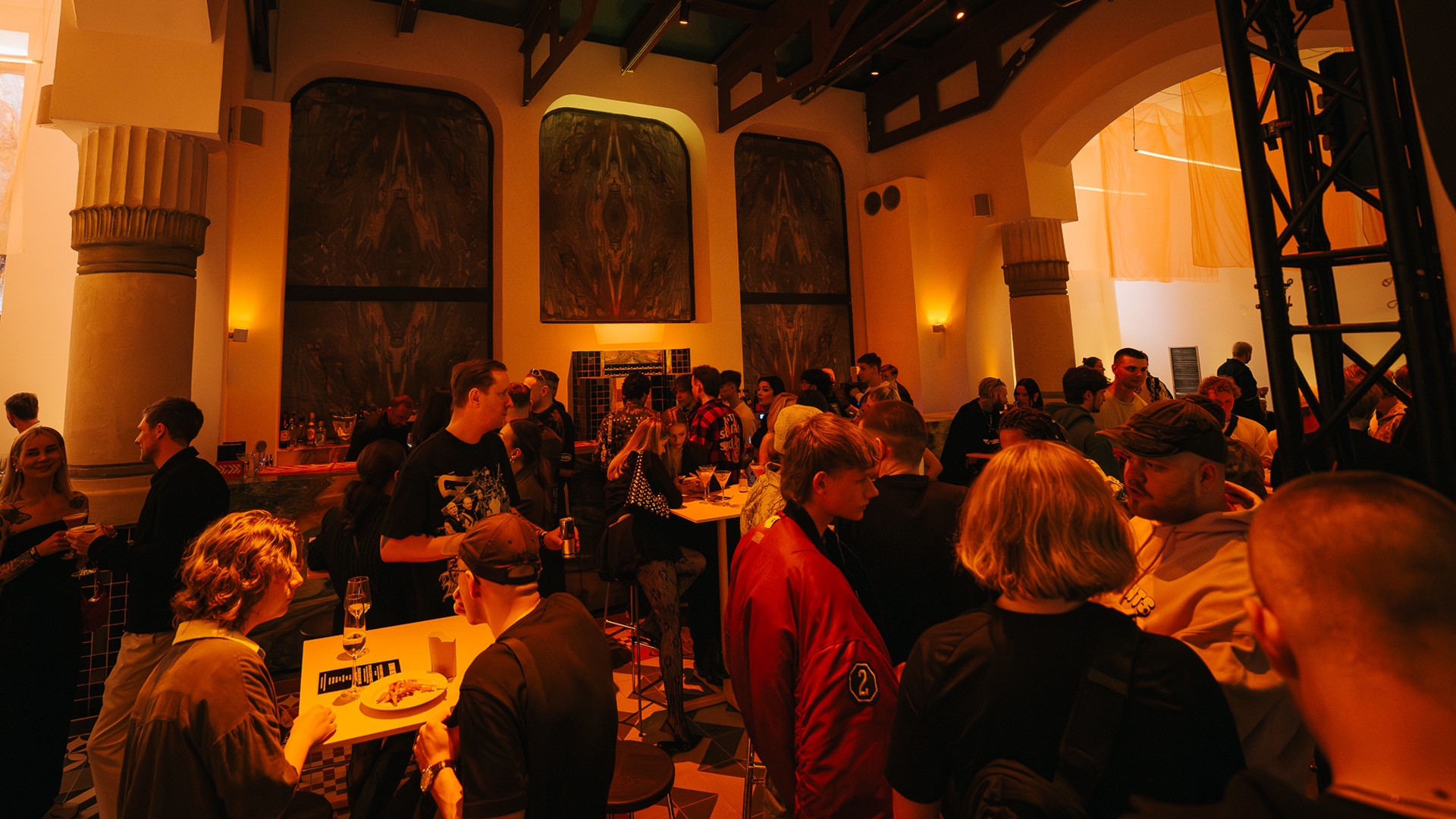 Wnętrze Messalka Events podczas eleganckiego eventu – zabytkowa łaźnia przy Krakowskim Przedmieściu w Warszawie Wnętrze Messalka Events podczas eleganckiego eventu – zabytkowa łaźnia przy Krakowskim Przedmieściu w Warszawie