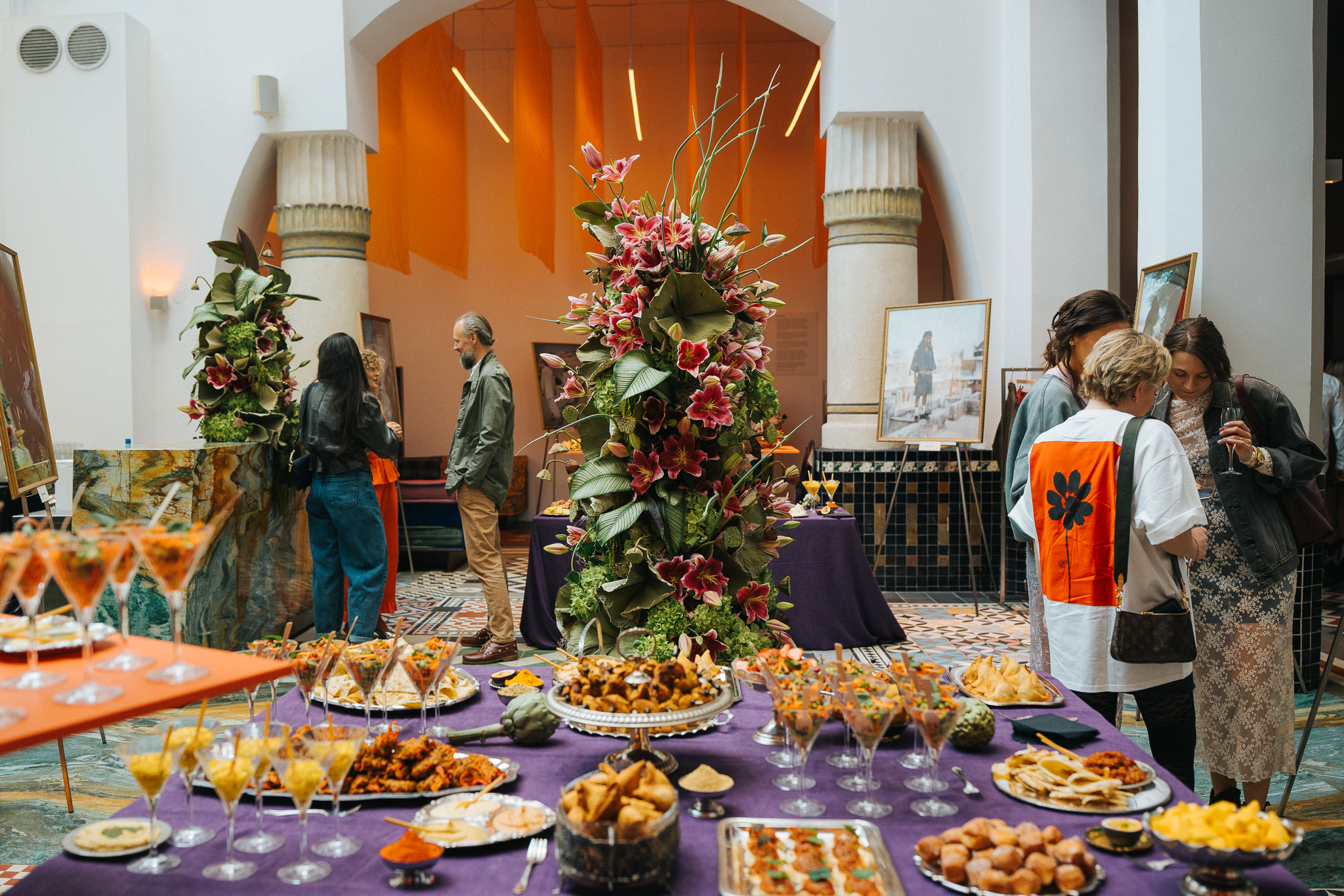 Wydarzenie firmowe w Messalka Events – bufet cateringowy i goście w sali głównej zabytkowej łaźni, Warszawa