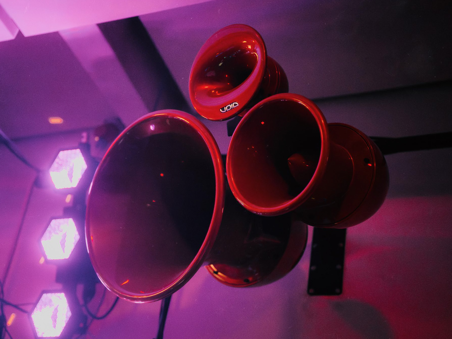 Wyposażenie techniczne Messalka Events – profesjonalne nagłośnienie i oświetlenie sceniczne Wyposażenie techniczne Messalka Events – profesjonalne nagłośnienie i oświetlenie sceniczne
