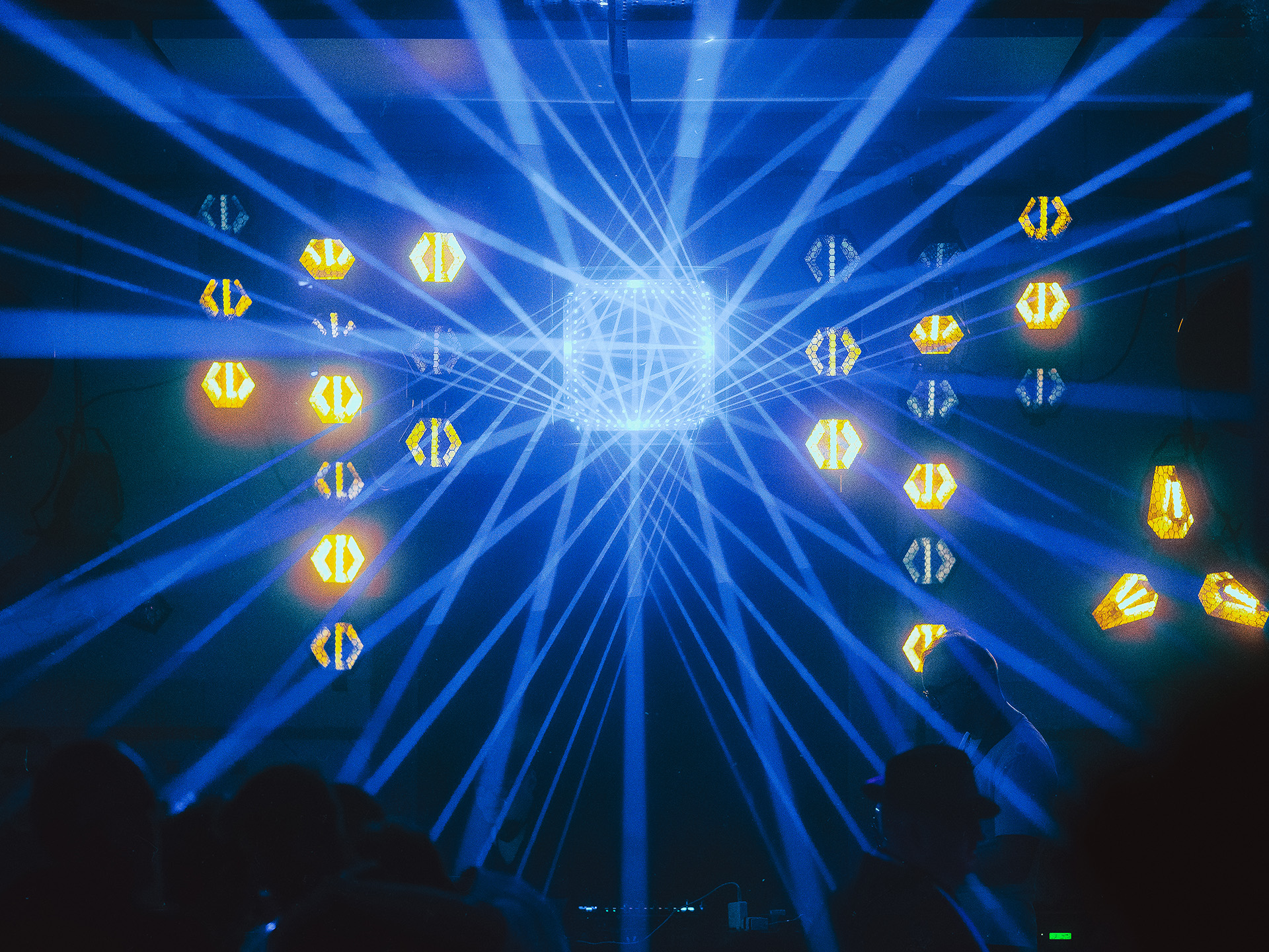 System oświetlenia scenicznego Portman, IVL i Showtec – moving heads, lasery, efekty System oświetlenia scenicznego Portman, IVL i Showtec – moving heads, lasery, efekty